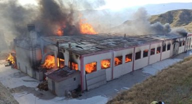 Kastamonu’da ahşap kapı fabrikası alevlere teslim oldu