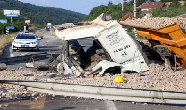 Kayseri’de faciadan dönüldü: Freni patlayan kamyon ilçe meydanına uçtu