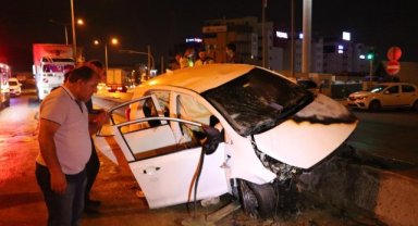 Kaza yapan araç alev alev yandı: Araçta sıkışan 2 kişi vatandaşlar tarafından kurtarıldı