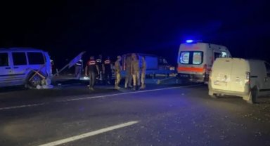 Kaza yapanların yardımına gidenlerin arasına başka bir araç daldı