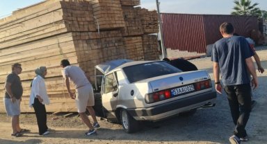 Kontrolden çıkan otomobil kereste yığınına çarptı