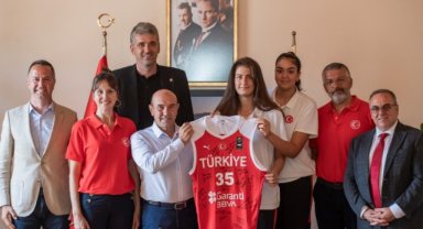 Milli takım oyuncularından Başkan Soyer’e kupa sözü