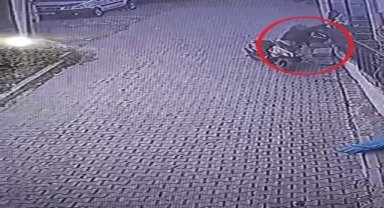 Motosikletli hırsızlar balkonda asılı çamaşırları çaldı