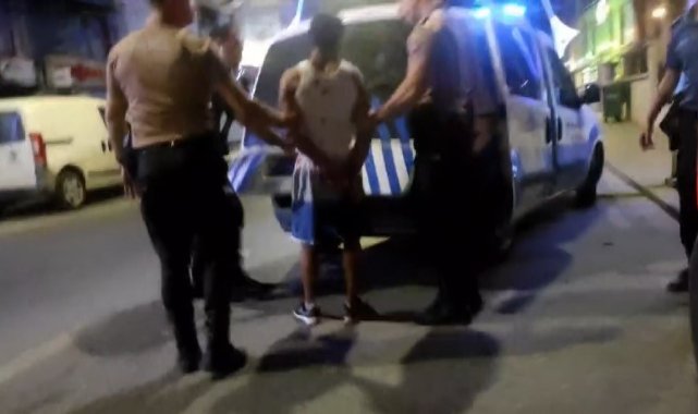 Polisin kanlar içindeki şahısla imtihanı: Kelepçenin sıkı olmasına kızdı, duvara kafa attı
