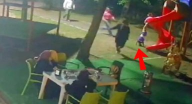 Sakarya'da kaydıraktan düşen çocuğu ayaklarından yakaladı