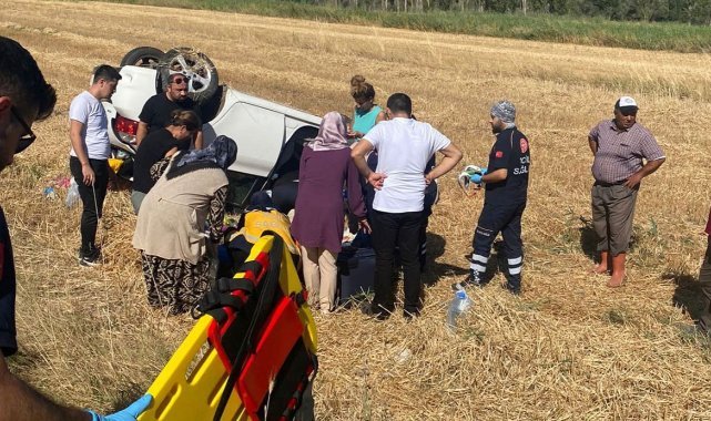 Takla atan otomobil tarlaya devrildi