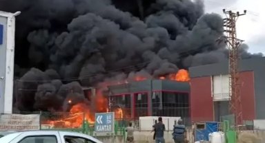 Tekirdağ’da fabrika alevlere teslim oldu