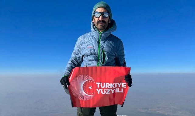 Türkiye Yüzyılı Vizyonu ve 30 Ağustos Zafer Bayramı coşkusu Ağrı Dağı zirvesinde