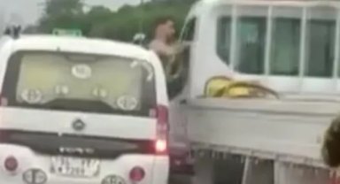 Yol kavgası yaptığı sürücüye seyir halinde camdan sarkarak yumruk attı