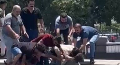 Yol ortasında tekme tokatlı kavga