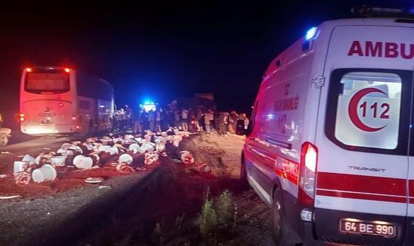 Yolcu otobüsü, önündeki TIR’a çarptı: 15 yaralı