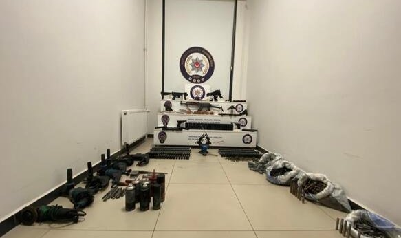 3 yıl sonra yakalanan cinayet şüphelisinin evinden cephanelik çıktı