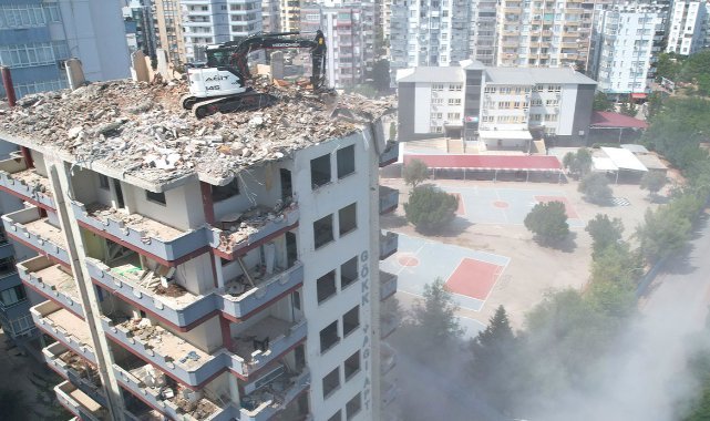 Adana’da ağır hasarlı binaların yıkımı sürüyor