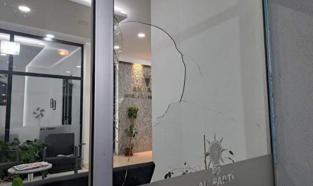 AK Parti binasına taşlı saldırıda bulunan şüpheli kamerada