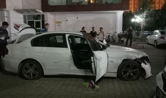 Alkollü sürücü otomobille bariyeri kırıp siteye girdi