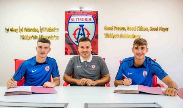 Altınordu, iki gencini profesyonel yaptı