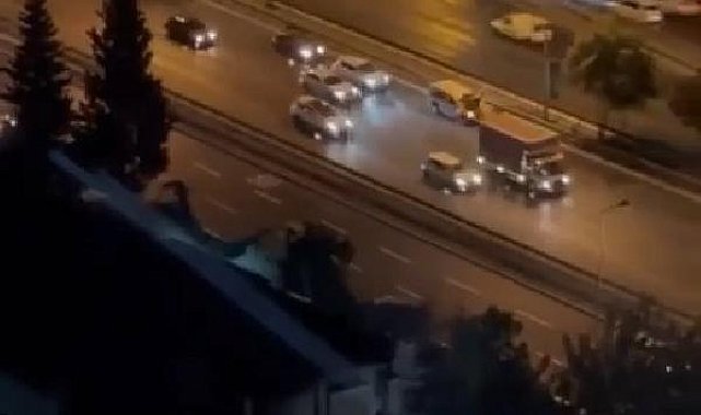 Arıza yapan araca arkadan gelen iki otomobil çarptı