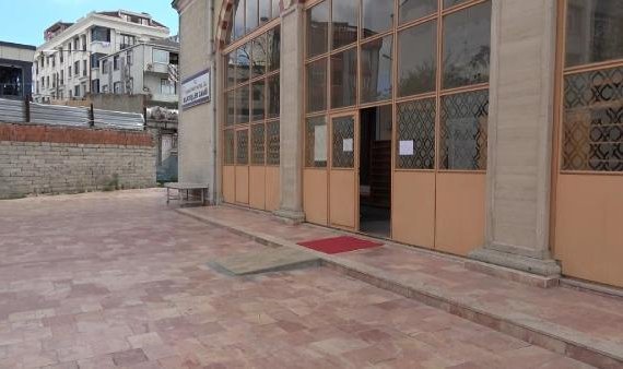 Arnavutköy'de cami cemaati avluda bebek buldu