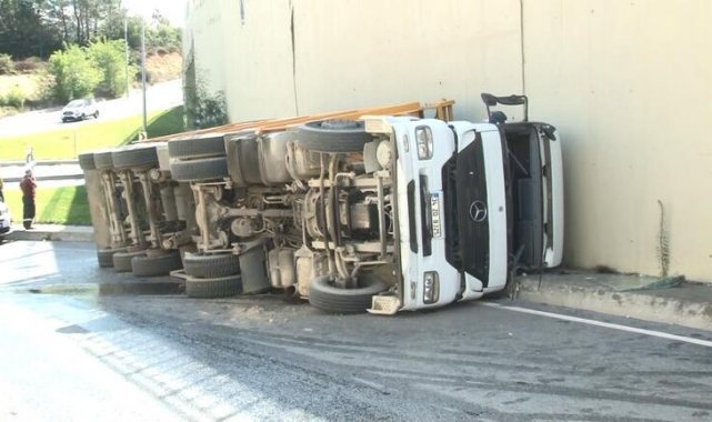Arnavutköy'de virajı alamayan kamyon yan yatt