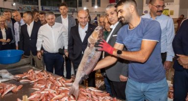 Av sezonu açıldı: İzmirli balıkçılar sezonu açtı, siftahı Başkan Soyer yaptı