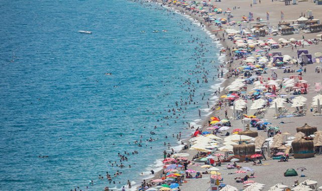 Avrupalı turist Antalya'da sezonu uzattı