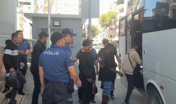 Aydın'da 'dur' ihtarına uymayan hafif ticari araçtan 13 kaçak göçmen çıktı