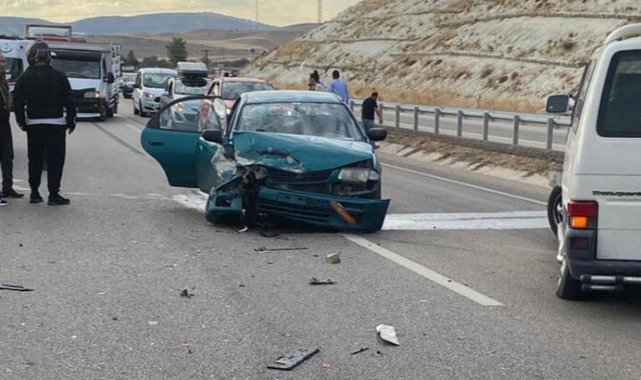 Babasının otomobilini sollamak isterken kazaya neden oldu