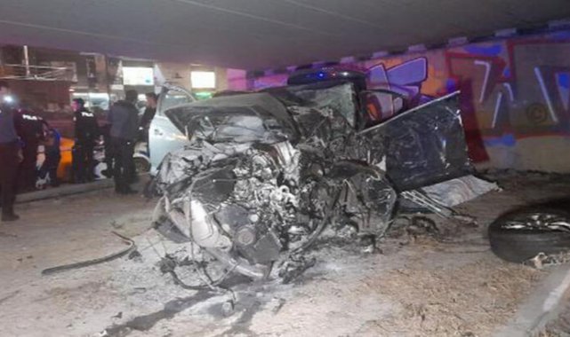 Bahçelievler'de otomobil köprünün beton bloğuna çarptı