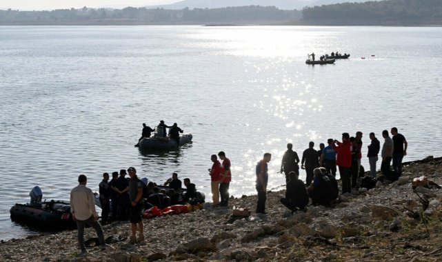 Barajdaki helikopter kıyıya çıkartıldı