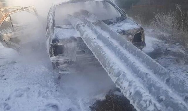 Bariyerlere saplanan otomobil yandı