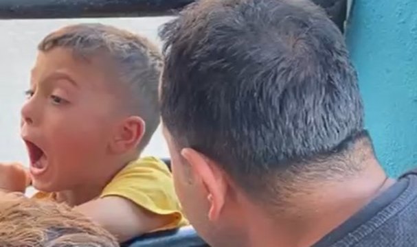 Başı ve kolları korkuluklara sıkışan çocuğu itfaiye kurtardı