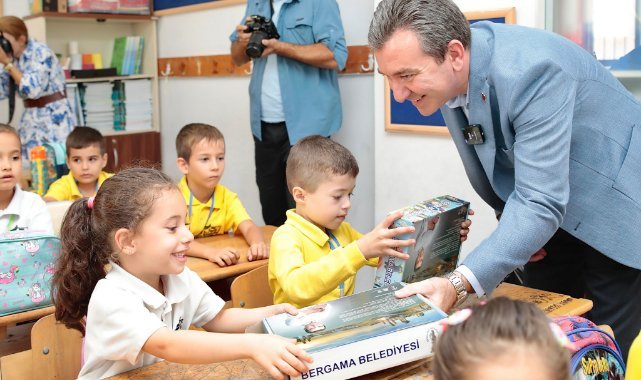 Bergama Belediyesi okula yeni başlayan öğrencilere eğitim seti dağıttı