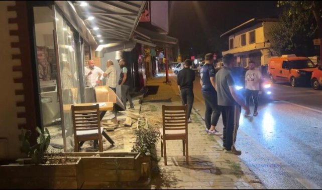 Beykoz&#039;da hafif ticari araç kafeye girdi