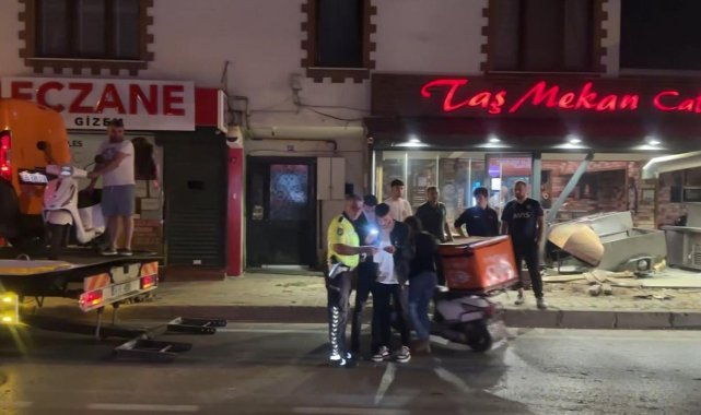 Beykoz&#039;da hafif ticari araç kafeye girdi