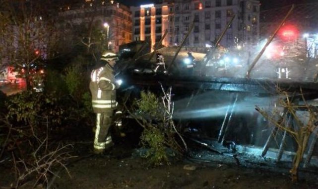 Beyoğlu Evlendirme Dairesi&#039;nin bahçesindeki yürüyüş yolu alev alev yandı