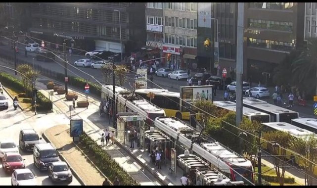 Beyoğlu&#039;nda otobüs tramvaya çarptı