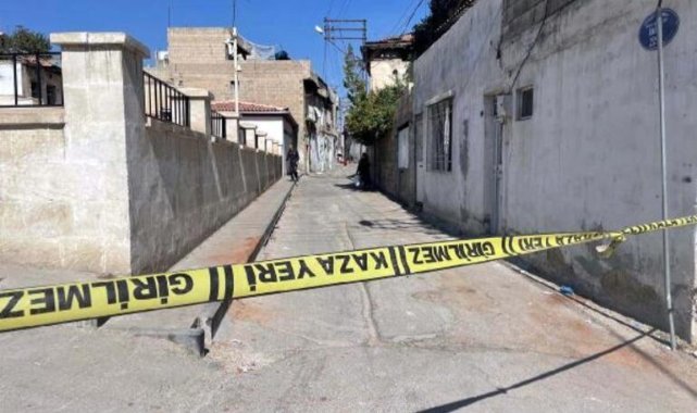 Boşanma aşamasındaki eşini öldürdü; 3 çocuğu ve komşusunu yaralayıp, intihar etti