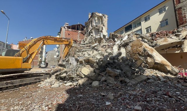 Böyle yıkım görülmedi: Hasarlı binayı yıkarken sağlam binaların duvarları yıkıldı