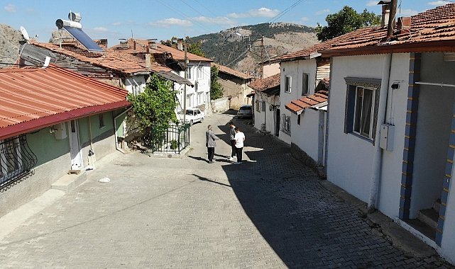 Bu mezar bir asırdır yolun ortasında, kime ait olduğunu ise bilen yok