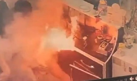 Cep telefonu bataryası bomba gibi patladı