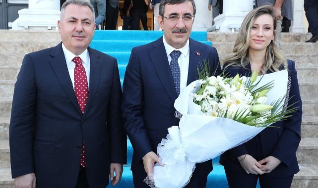 Cumhurbaşkanı Yardımcısı Yılmaz'dan İzmir Valiliği ve AK Parti İl Başkanlığına ziyaret