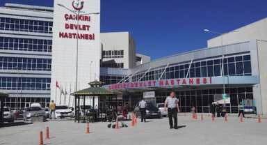 D100’de otomobil bariyerlere çarptı