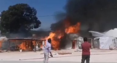 Depremzedelerin çadırlarında yangın