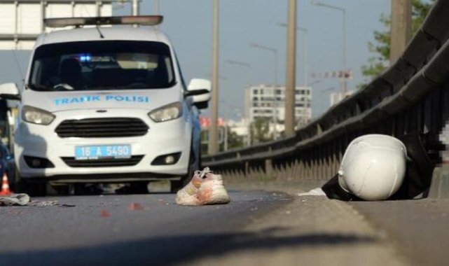 Devrilen motosikletten fırlayan sürücü bariyerlere çarparak öldü