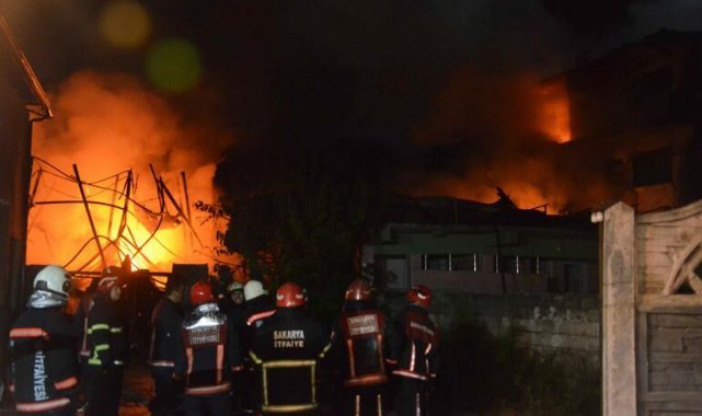 Fabrikada çıkan yangın, bir eve, oto lastik dükkanı ve camiye sıçradı
