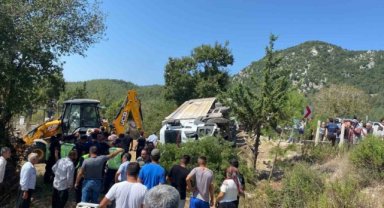 Freni patlayan kamyon kalabalığa daldı: Ölü ve yaralılar var