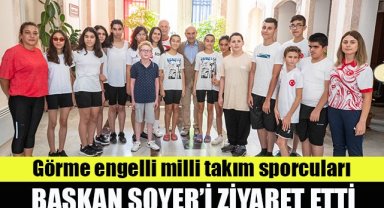 Görme engelli milli takım sporcuları Başkan Soyer’i ziyaret etti