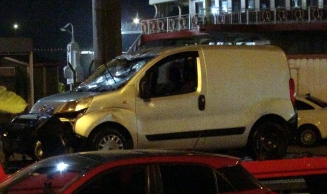 Hafif ticari araç feribota binerken denize uçtu