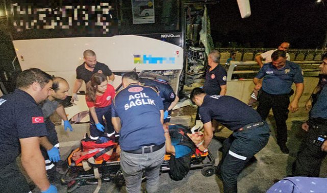 Havalimanına yolcu taşıyan midibüs, direğe çarptı