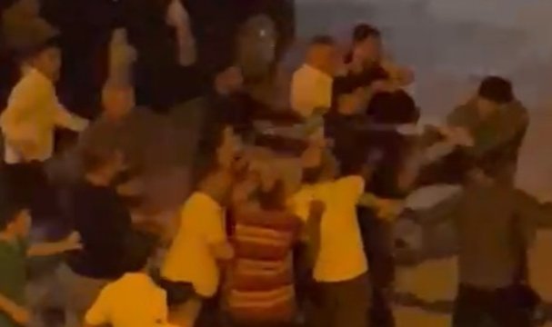 Husumetli akrabalar karşılaştıkları düğünde ortalığı birbirine kattılar